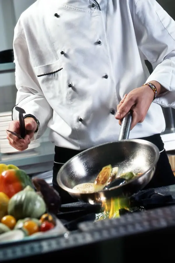 chef Chef che prepara una portata in cucina