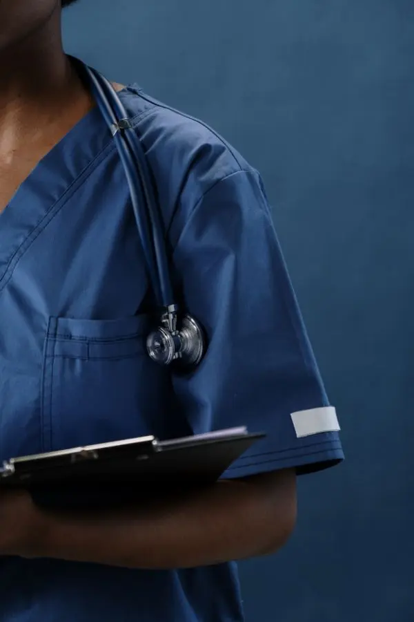 medico Medico che scrive sulla cartella medica di un paziente